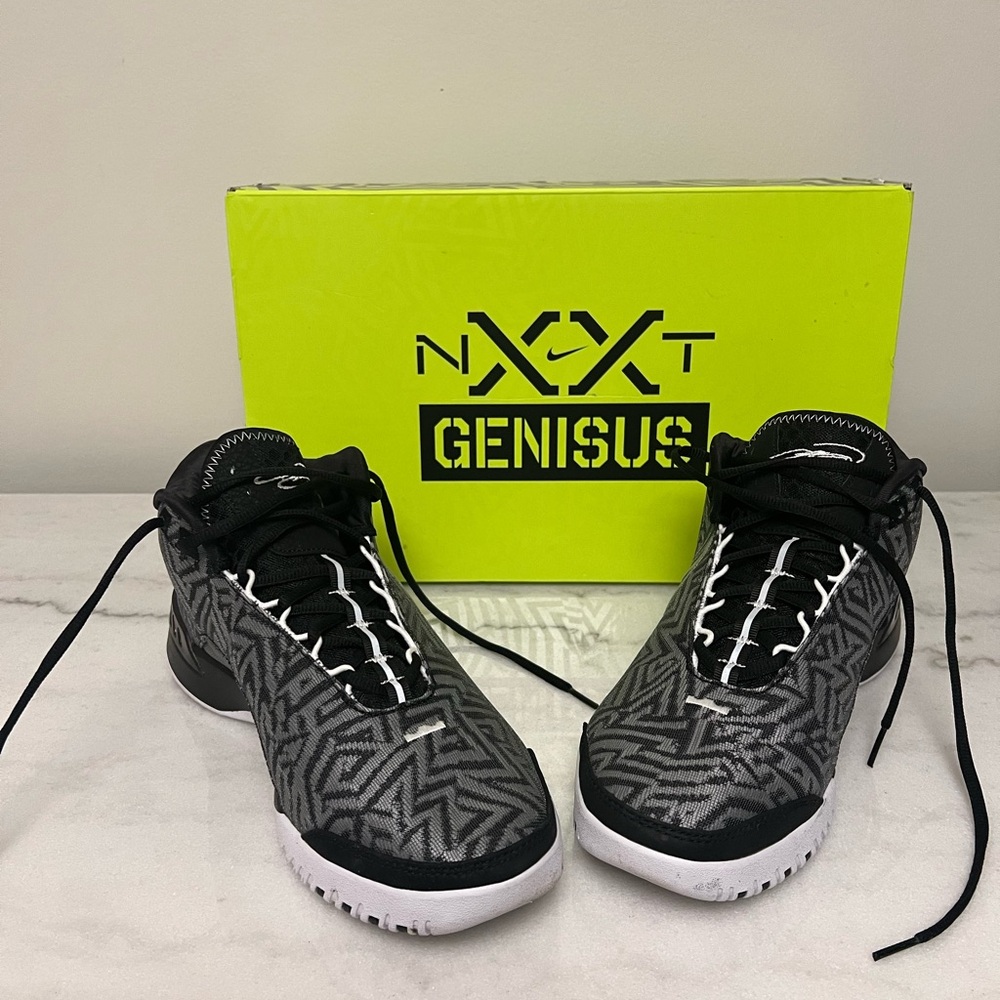 Nike LBJ NXXT Genisus Women Size 11 Men 9.5